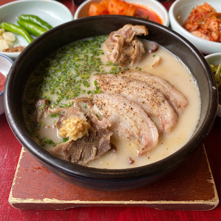 2. 진한 엄용백 돼지국밥