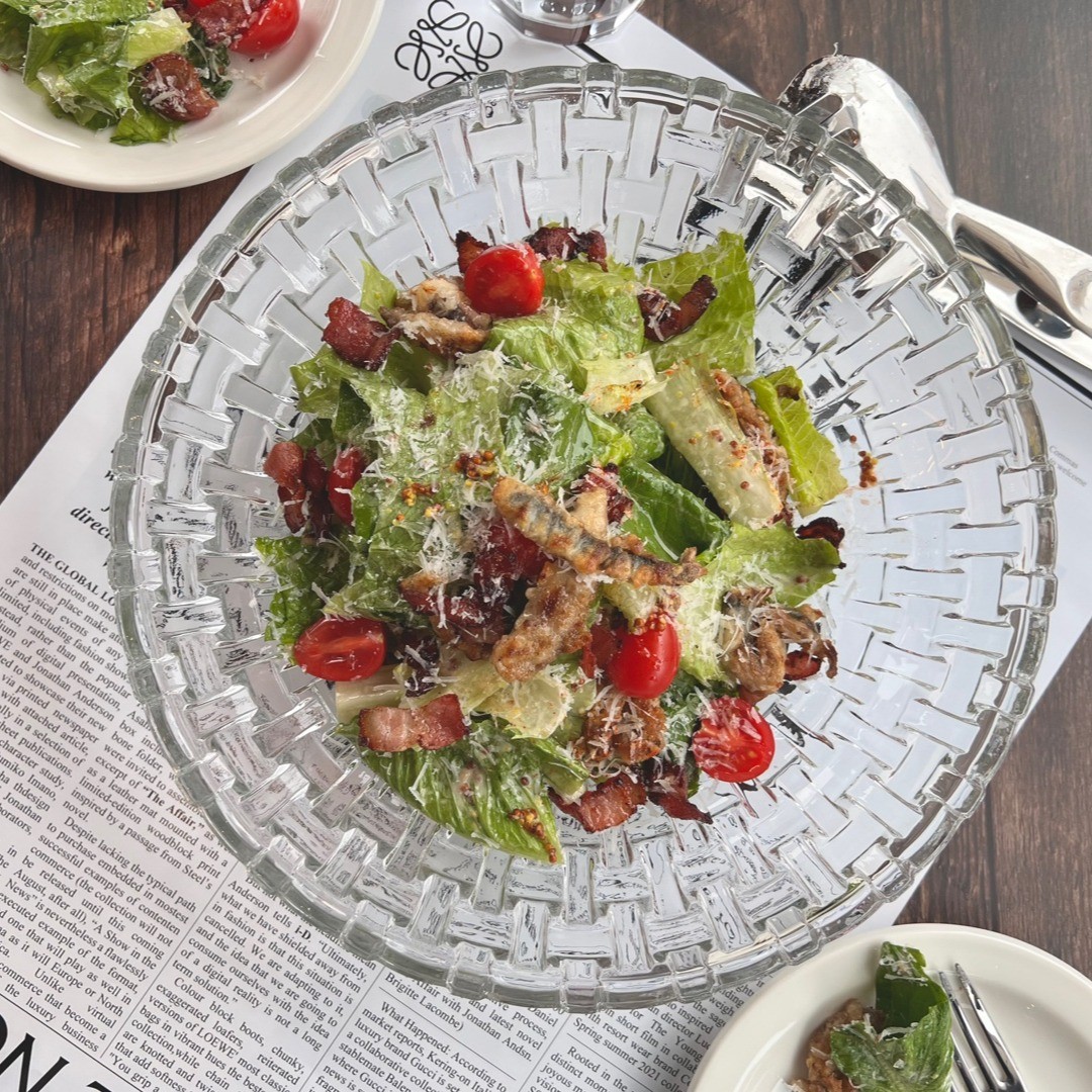 기장 멸치를 튀겨서 올린 시저 샐러드